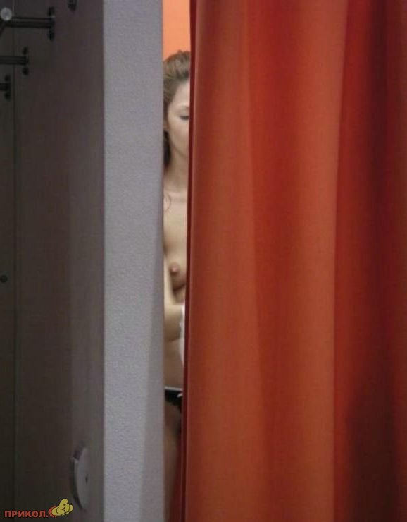 devushka-v-primerochnoy-05