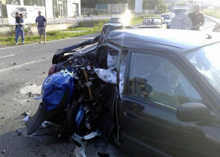 moto-car-crash-02
