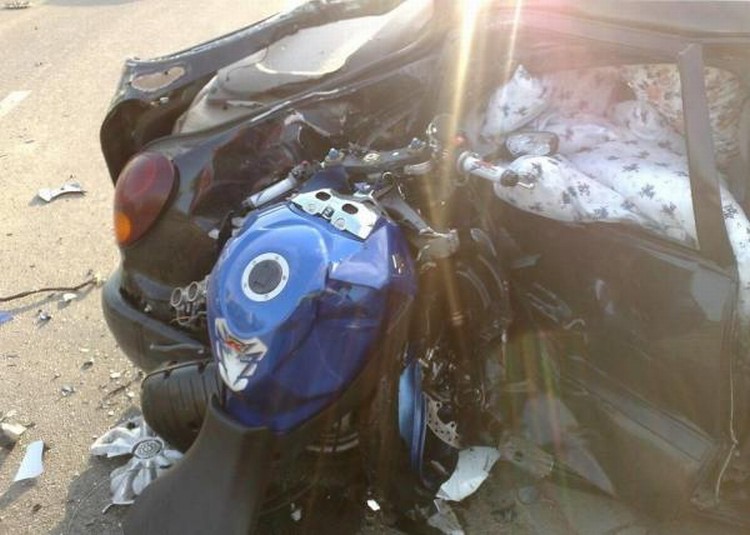 moto-car-crash-05