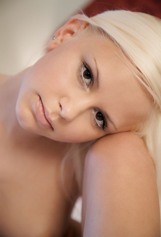 naked-girl-240109-01