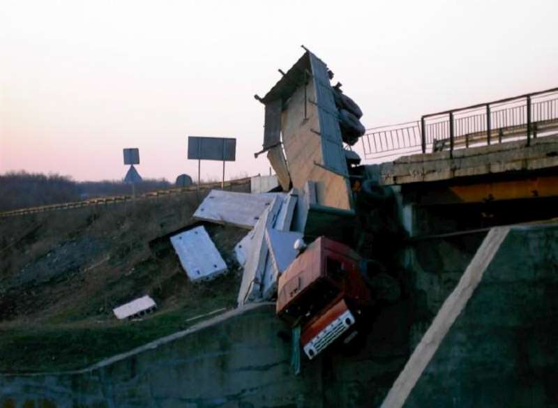 kamaz-upal-s-mosta-02