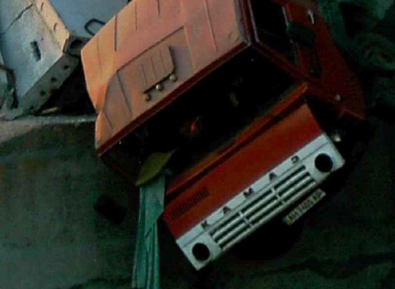 kamaz-upal-s-mosta-03