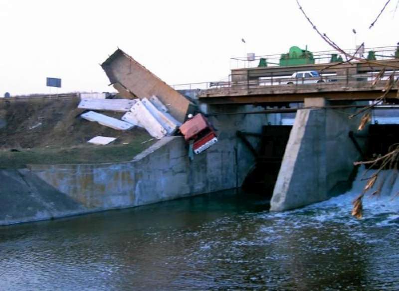 kamaz-upal-s-mosta-04