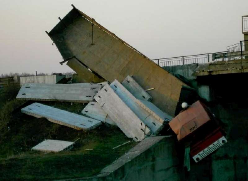 kamaz-upal-s-mosta-05