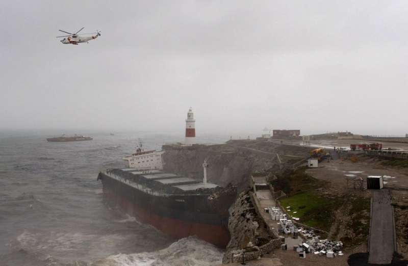 korabl-vrezalsya-v-bereg-03