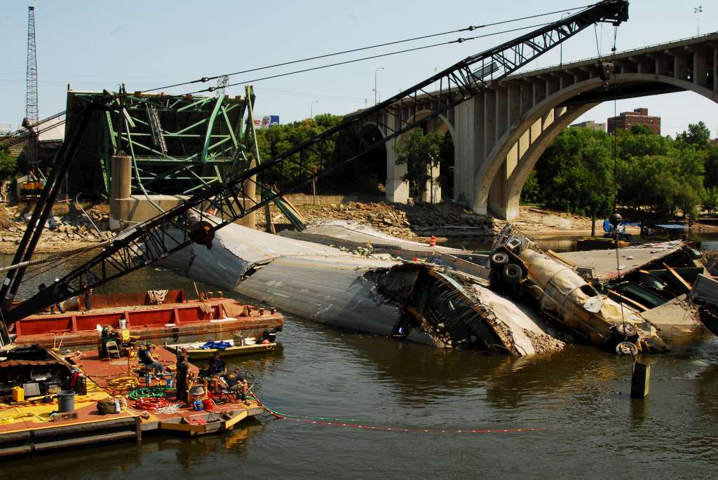 mississippi-river-bridge-collapse-02