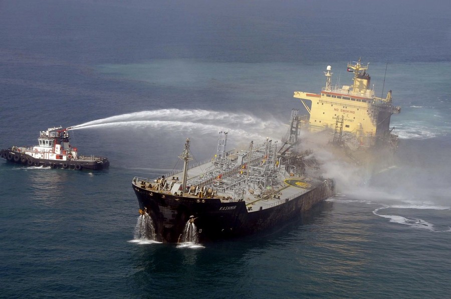 oae-dubai-fire-on-tanker-01