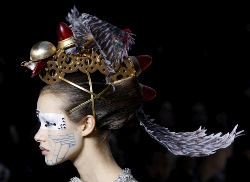 paris-fashion-week-110309-25