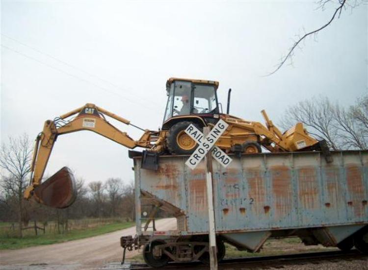 sam-pogruzilsya-v-poezd-05