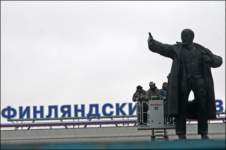 Памятник ленину у финляндского вокзала взорвали