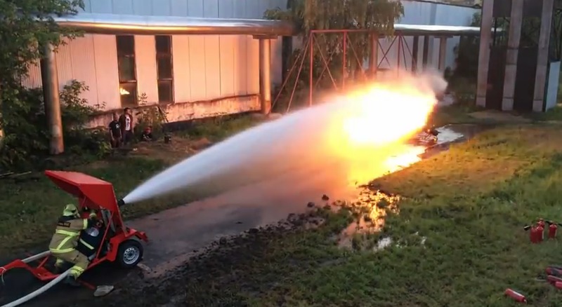 Огнемет против брандспойта