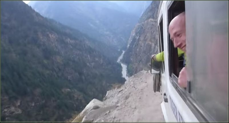 Безумная поездка на автобусе в Гималаях