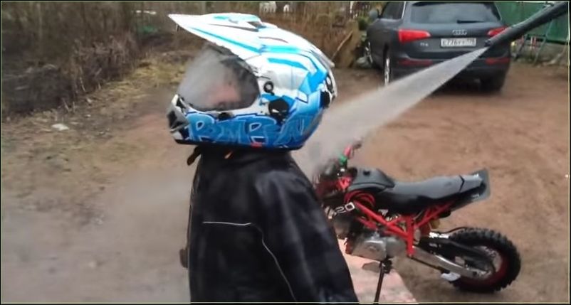 Мойка юного мотогонщика